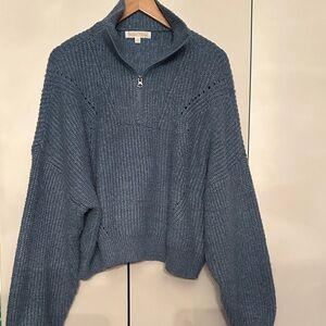 Cute semi cropped sweater!